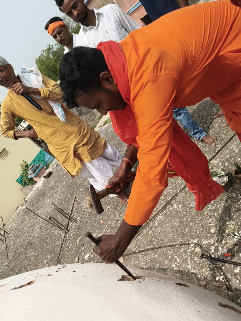 सीतामढ़ी के हेमापुर धाम में 200 साल प्राचीन महादेव मंदिर के गुंबद के पुनर्निर्माण को लेकर हुई विशेष पूजा-अर्चना - TVB News सीतामढ़ी के हेमापुर धाम में 200 साल प्राचीन महादेव मंदिर के गुंबद के पुनर्निर्माण को लेकर हुई विशेष पूजा-अर्चना - TVB News