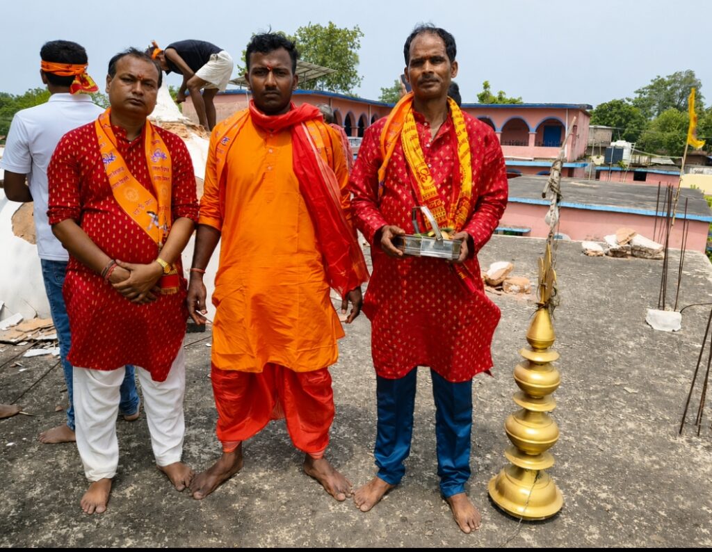 सीतामढ़ी के हेमापुर धाम में 200 साल प्राचीन महादेव मंदिर के गुंबद के पुनर्निर्माण को लेकर हुई विशेष पूजा-अर्चना - TVB News सीतामढ़ी के हेमापुर धाम में 200 साल प्राचीन महादेव मंदिर के गुंबद के पुनर्निर्माण को लेकर हुई विशेष पूजा-अर्चना - TVB News